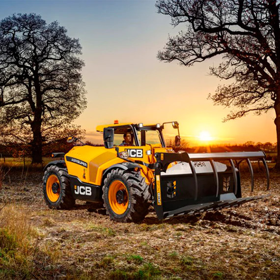 Нов компактен телескопичен товарач от JCB
